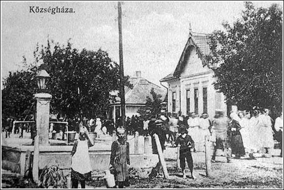 A Hősök tere, szemben a községházával, 1920-as évek