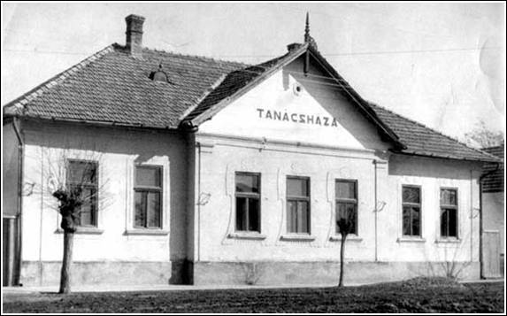 A községháza épülete az 1950-as években (Fehérvári Miklós albumából)