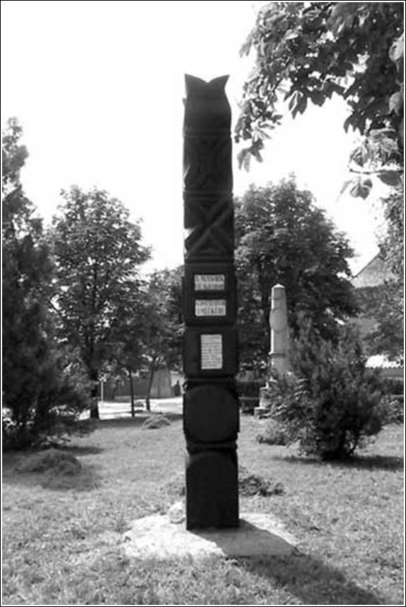 A második világháborús kopjafa a Hősök terén. Hegedűs József munkáját 1992-ben avatták fel
