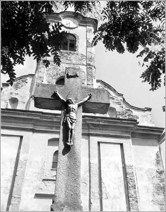 Kereszt a római katolikus templom előtt Emeltette Kiss János és Illés Mária 1903-ban