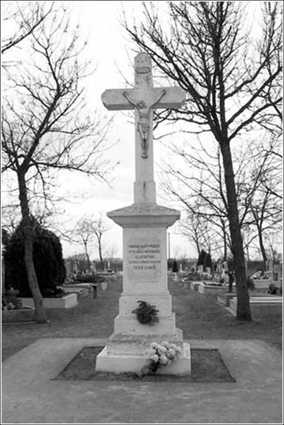 Temetői kereszt a római katolikus temetőben. Állíttatta Fekete János 1865-ben