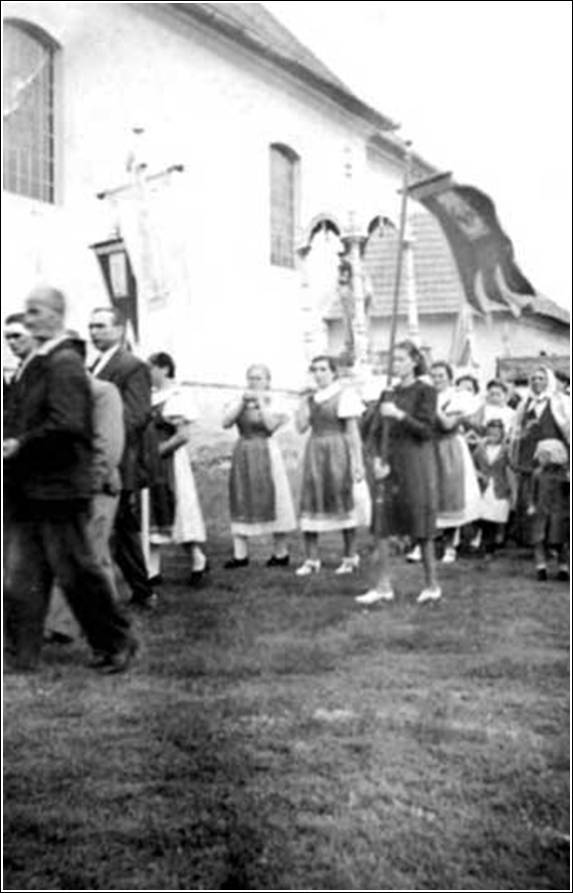 Úrnapi körmenet zászlókkal 1940-es évek